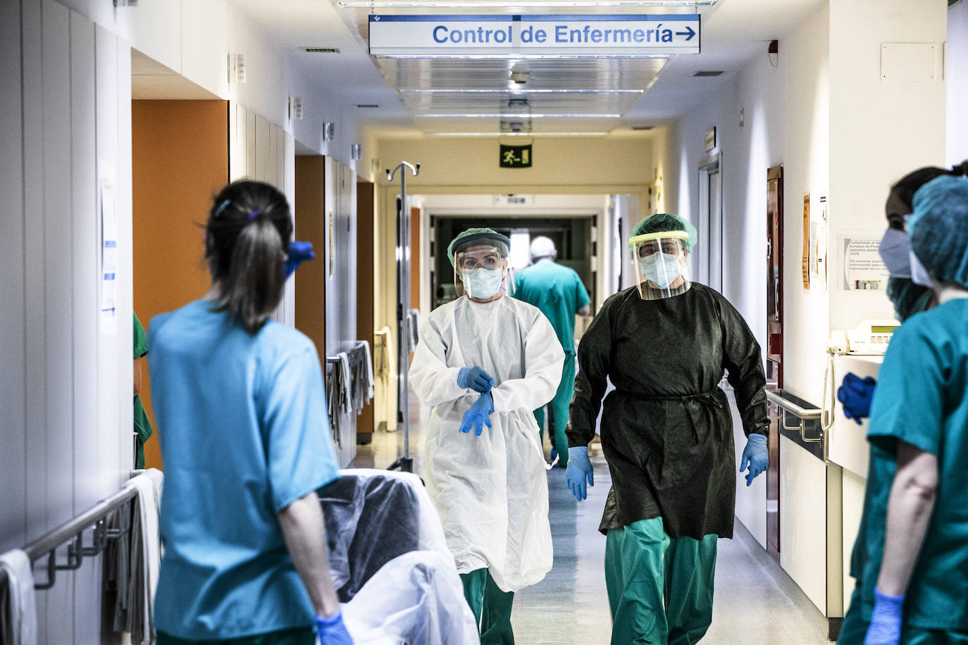 Hospital San Pedro. No son héroes, pero casi. En las UCI o en planta, la agotadora lucha diaria de los sanitarios logra liberar a cientos de pacientes riojanos de las, a veces, devastadoras garras del coronavirus «Es imposible desconectar. Ha sido muy duro. ¿Que si he llorado? Mucho, en casa y aquí», confiesa una enfermera de la UCI. FOTOS DE JUSTO RODRÍGUEZ