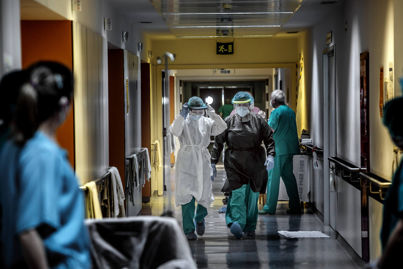 Hospital San Pedro. No son héroes, pero casi. En las UCI o en planta, la agotadora lucha diaria de los sanitarios logra liberar a cientos de pacientes riojanos de las, a veces, devastadoras garras del coronavirus «Es imposible desconectar. Ha sido muy duro. ¿Que si he llorado? Mucho, en casa y aquí», confiesa una enfermera de la UCI. FOTOS DE JUSTO RODRÍGUEZ