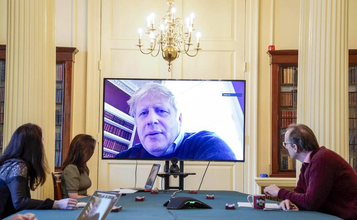 Boris Johnson preside por videoconferencia la reunión de la comisión del coronavirus