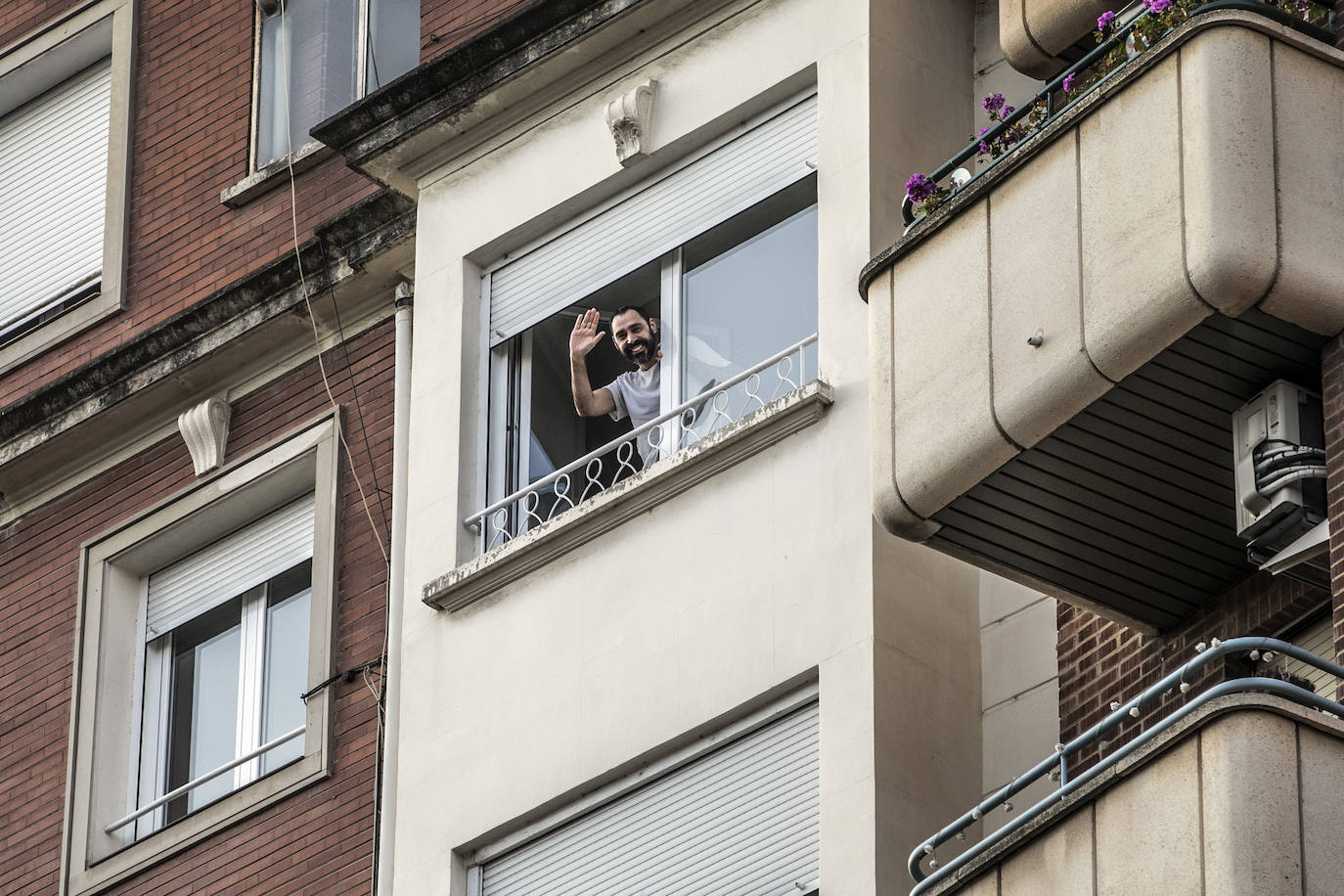 Los ciudadanos salen a los balcones para seguir mostrando el respeto que merecen quien nos cuida a todos