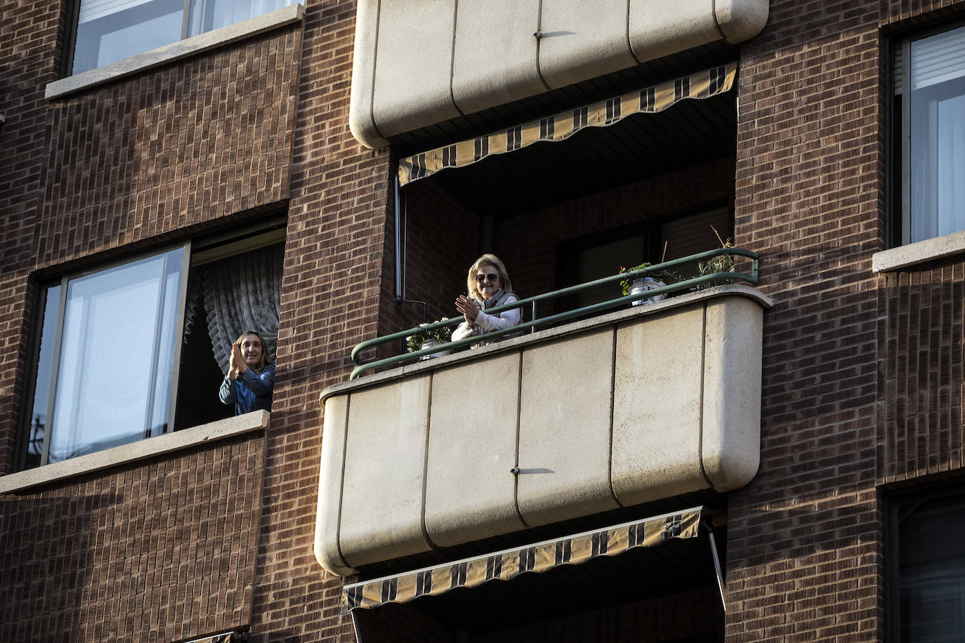 Los ciudadanos salen a los balcones para seguir mostrando el respeto que merecen quien nos cuida a todos