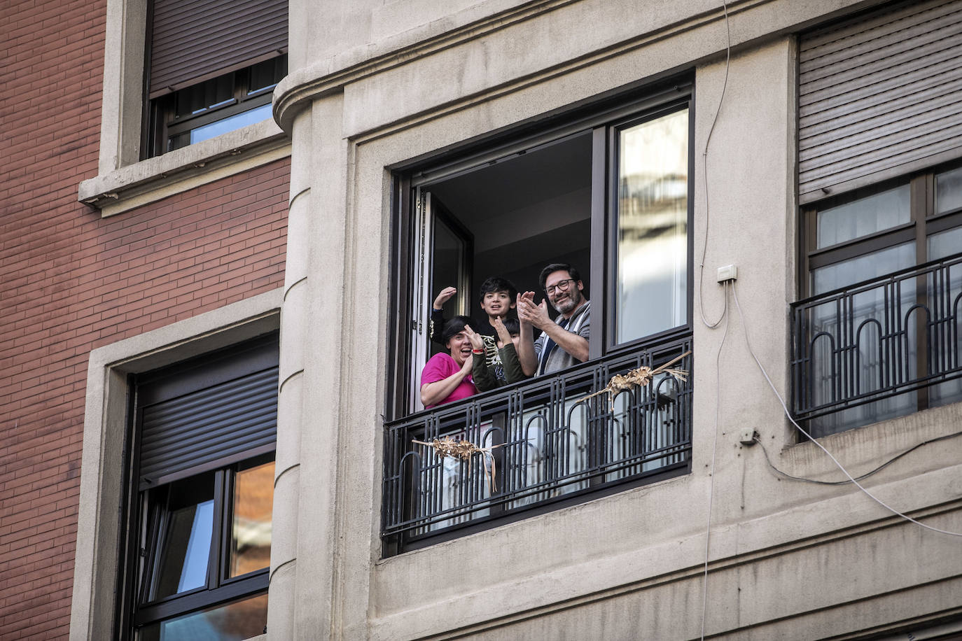 Los ciudadanos salen a los balcones para seguir mostrando el respeto que merecen quien nos cuida a todos