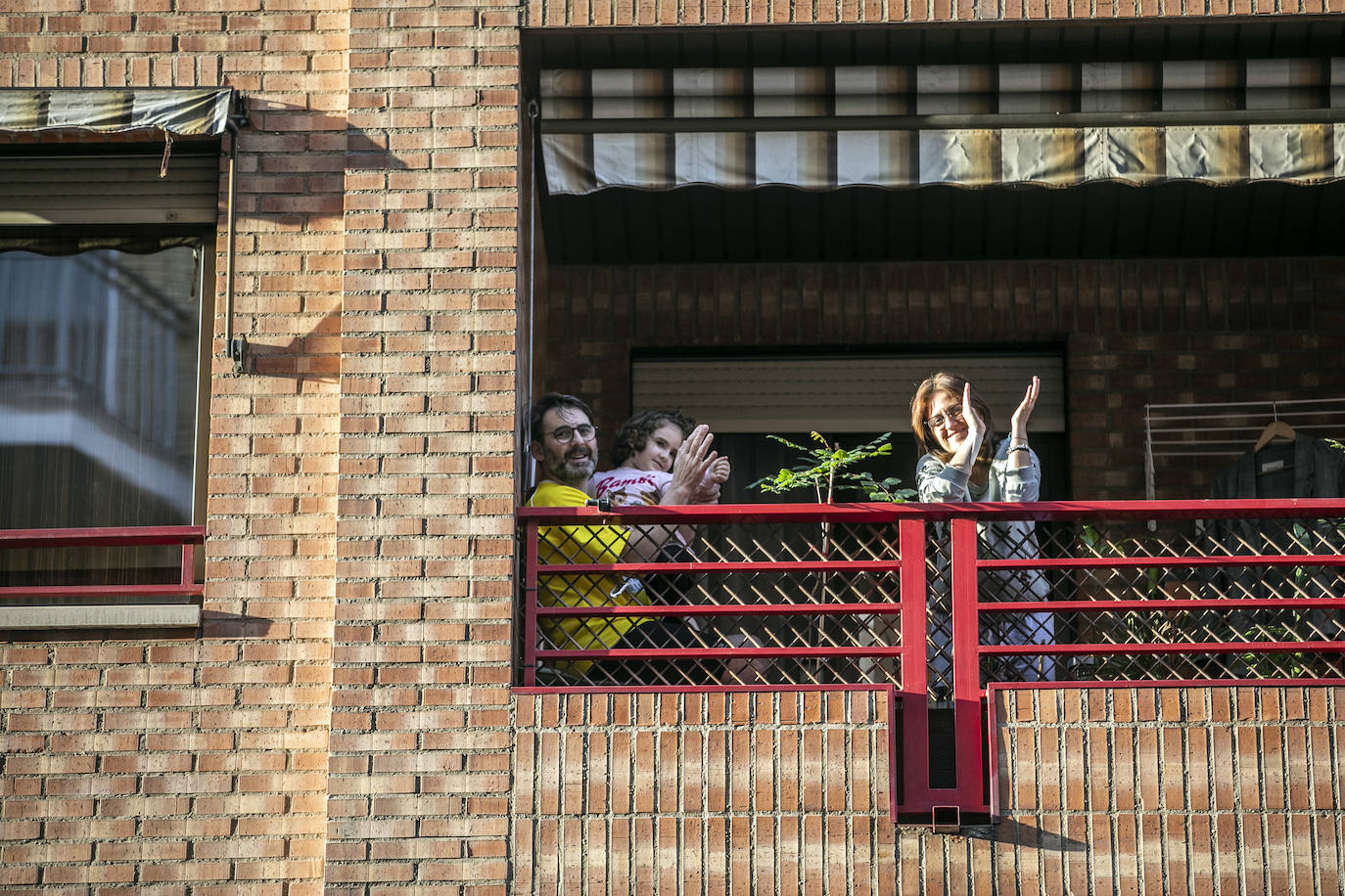 Los ciudadanos salen a los balcones para seguir mostrando el respeto que merecen quien nos cuida a todos