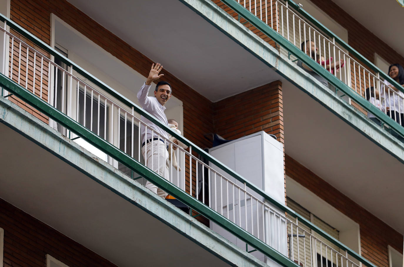 Los ciudadanos salen a los balcones para seguir mostrando el respeto que merecen quien nos cuida a todos