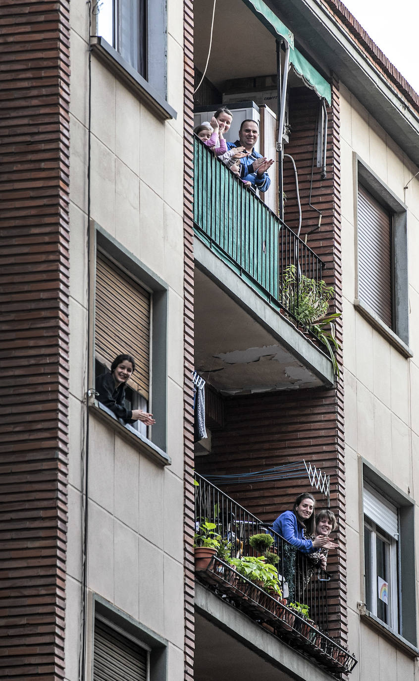 Los ciudadanos salen a los balcones para seguir mostrando el respeto que merecen quien nos cuida a todos