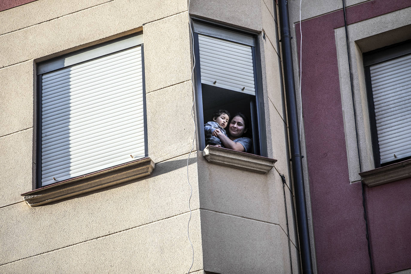 Los ciudadanos salen a los balcones para seguir mostrando el respeto que merecen quien nos cuida a todos