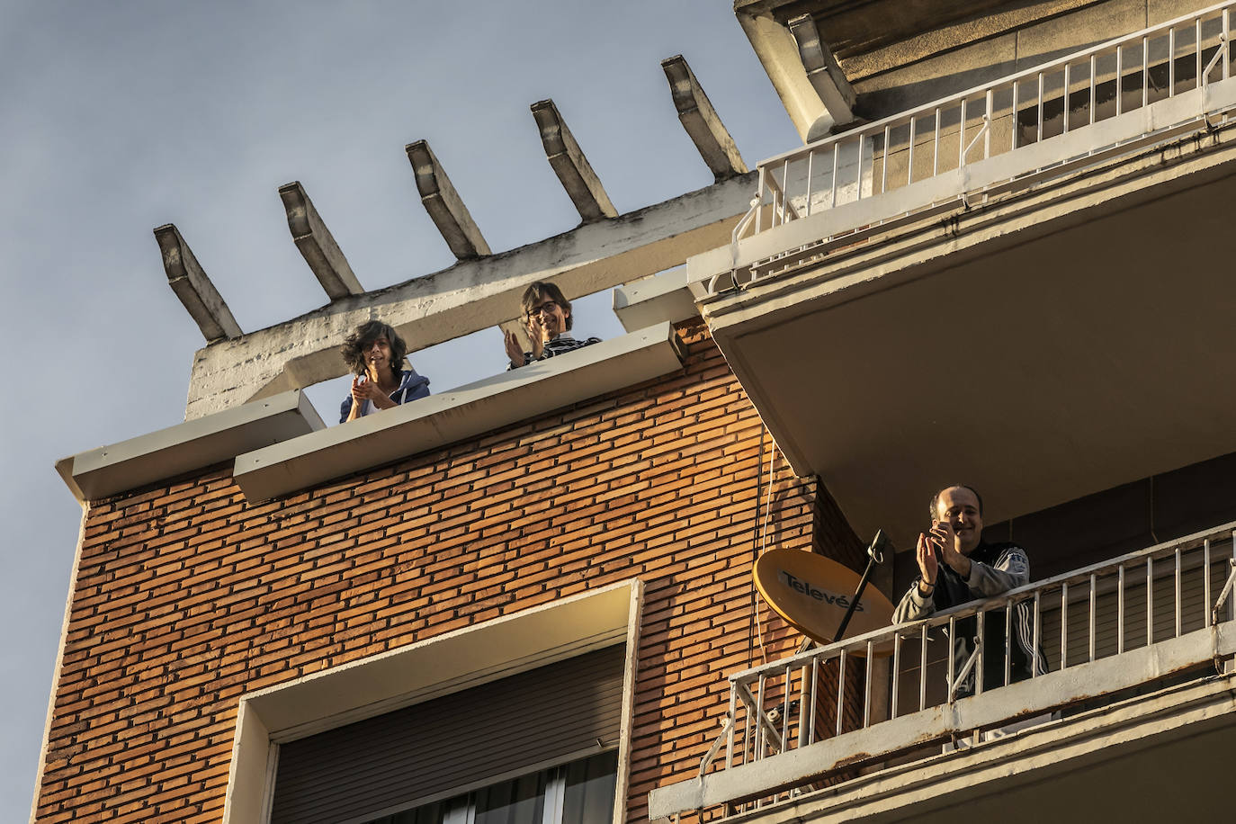 Los ciudadanos salen a los balcones para seguir mostrando el respeto que merecen quien nos cuida a todos