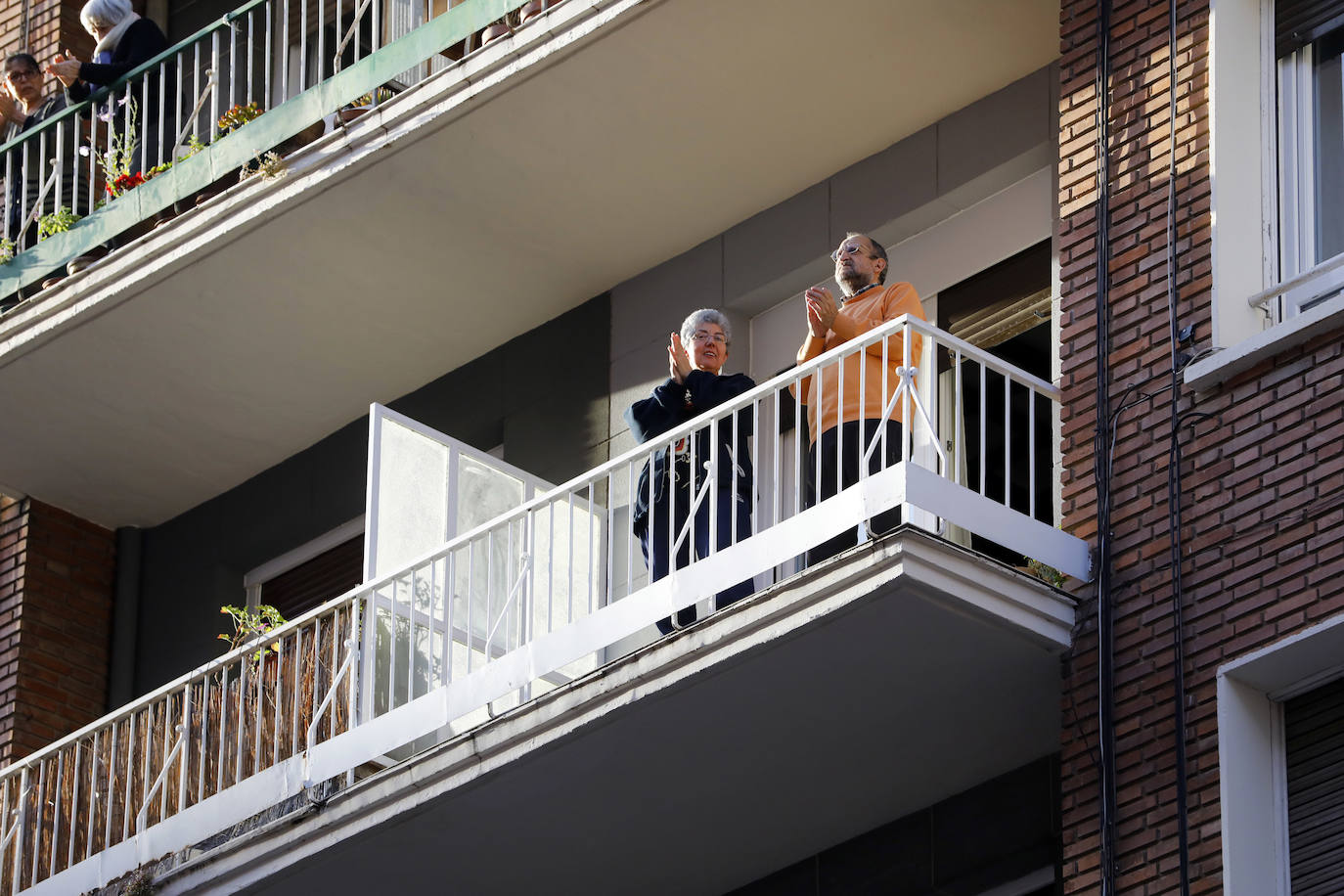 Los ciudadanos salen a los balcones para seguir mostrando el respeto que merecen quien nos cuida a todos