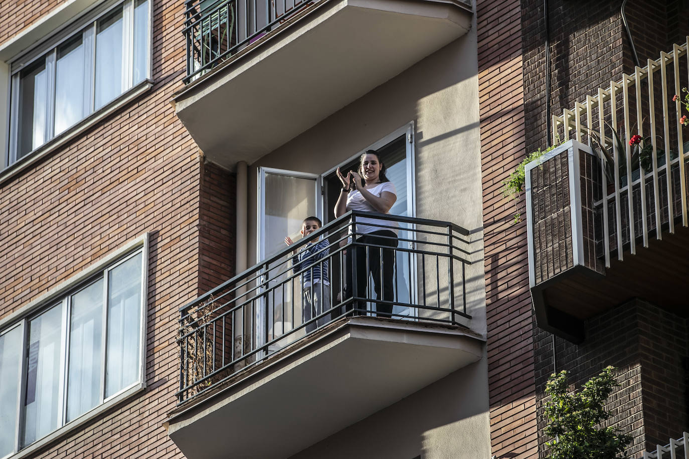 Los ciudadanos salen a los balcones para seguir mostrando el respeto que merecen quien nos cuida a todos