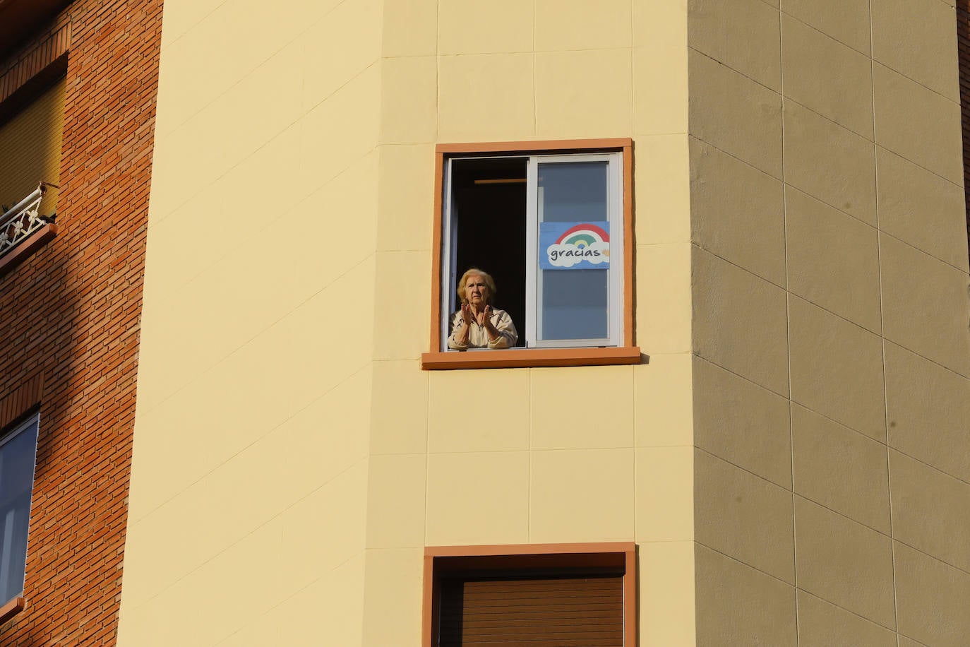 Los ciudadanos salen a los balcones para seguir mostrando el respeto que merecen quien nos cuida a todos