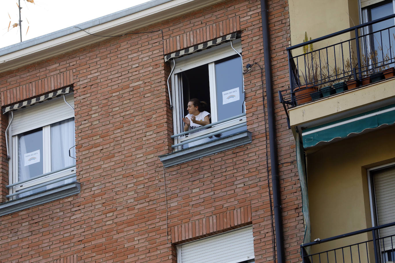 Los ciudadanos salen a los balcones para seguir mostrando el respeto que merecen quien nos cuida a todos