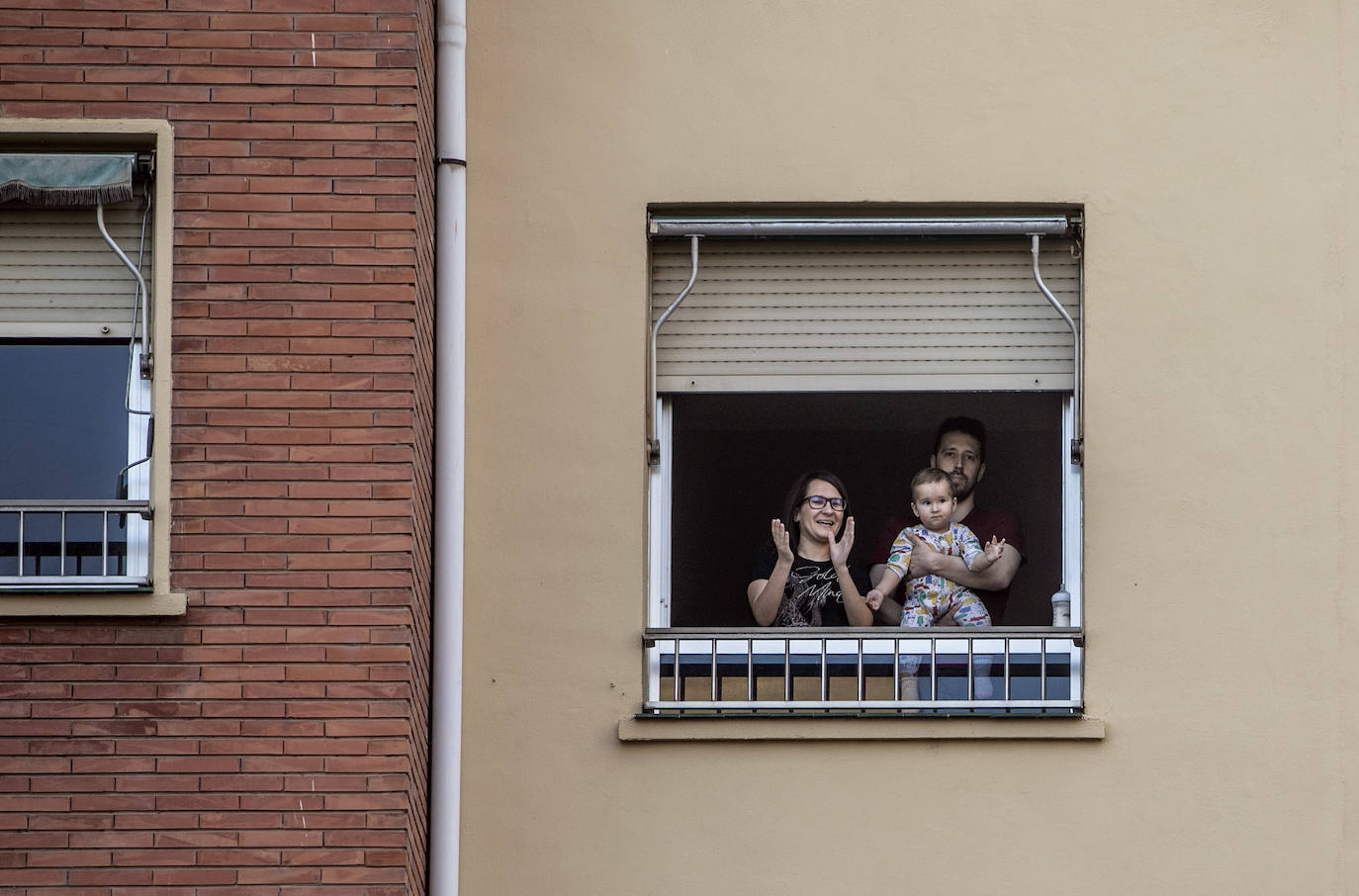 Los ciudadanos salen a los balcones para seguir mostrando el respeto que merecen quien nos cuida a todos