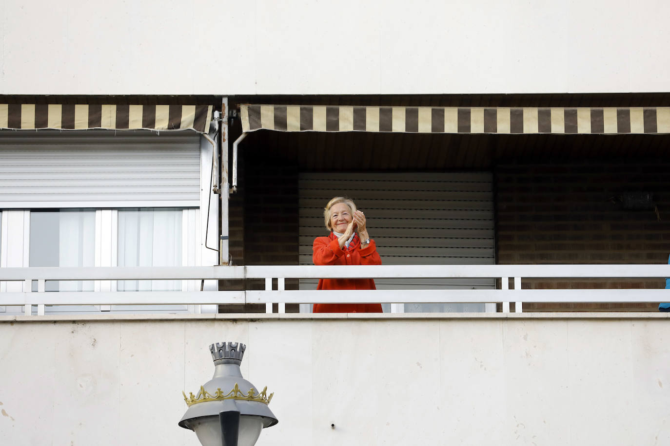 Los ciudadanos salen a los balcones para seguir mostrando el respeto que merecen quien nos cuida a todos