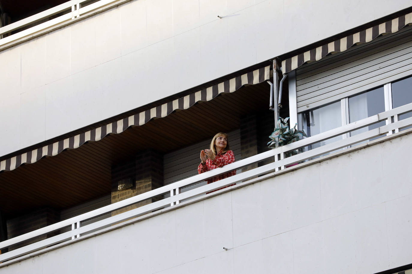 Los ciudadanos salen a los balcones para seguir mostrando el respeto que merecen quien nos cuida a todos