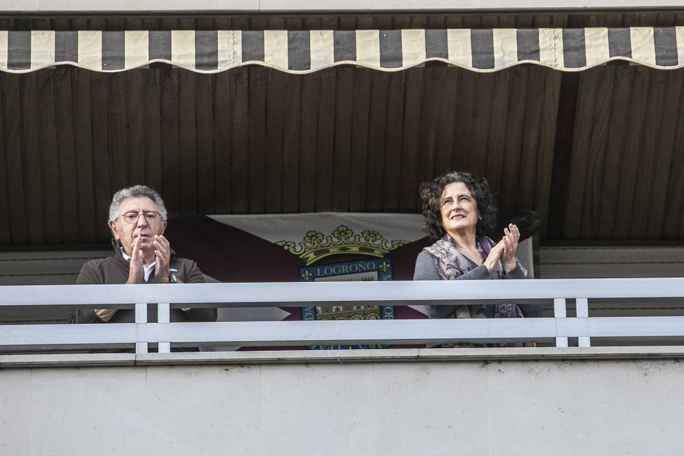 Los ciudadanos salen a los balcones para seguir mostrando el respeto que merecen quien nos cuida a todos