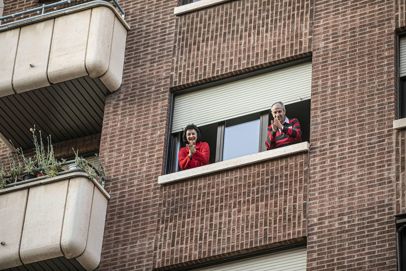 Los ciudadanos salen a los balcones para seguir mostrando el respeto que merecen quien nos cuida a todos