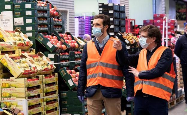 José Luis Marínez Almeida, junto a Pablo Casado, en una visita a Mercamadrid.