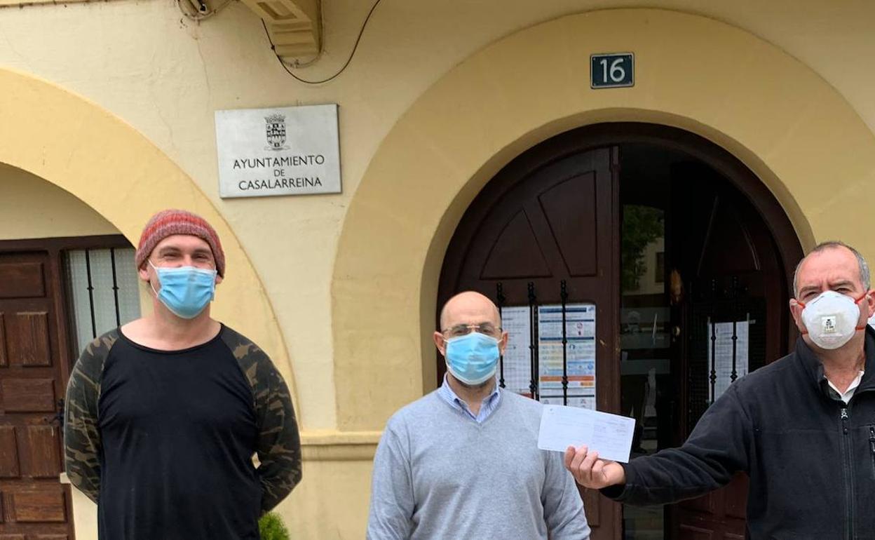 Casalarreina recibe una donación de 500 euros por parte de la Sociedad de Caza del pueblo