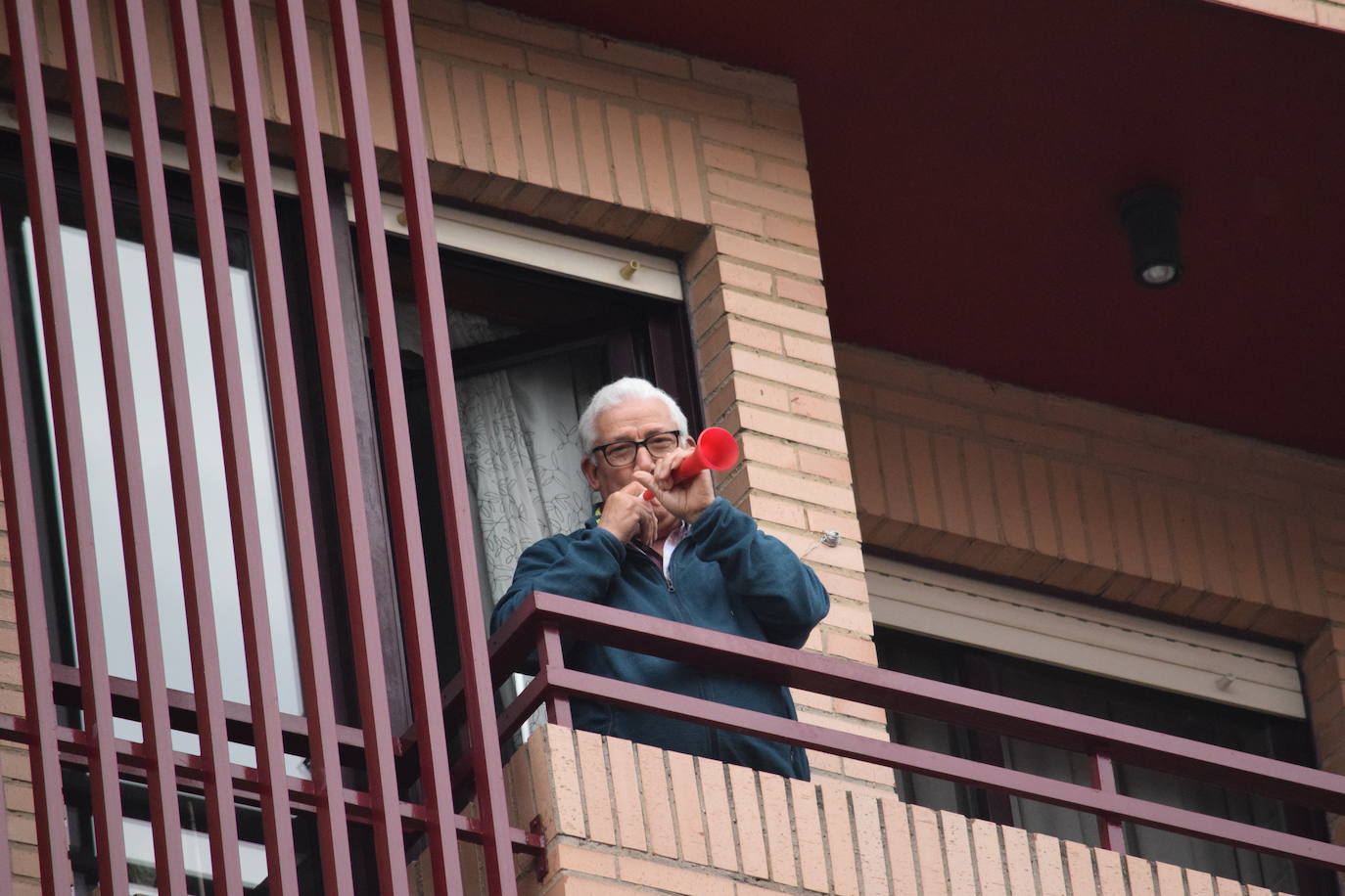 Este sábado 25 de abril, como el primer día, Logroño sigue homenajeando a los sanitarios.