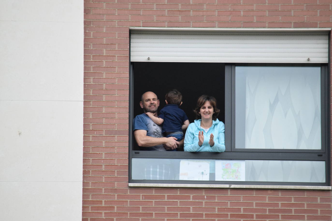 Este sábado 25 de abril, como el primer día, Logroño sigue homenajeando a los sanitarios.