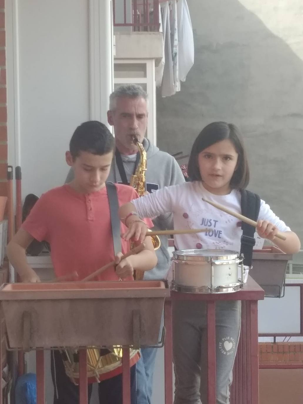 Desde sus balcones y ventanas. Así están celebrando los calceatenses el Día de la Gaita.