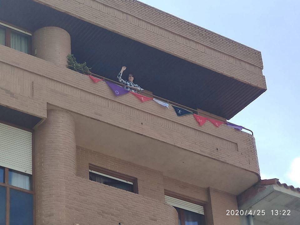 Desde sus balcones y ventanas. Así están celebrando los calceatenses el Día de la Gaita.