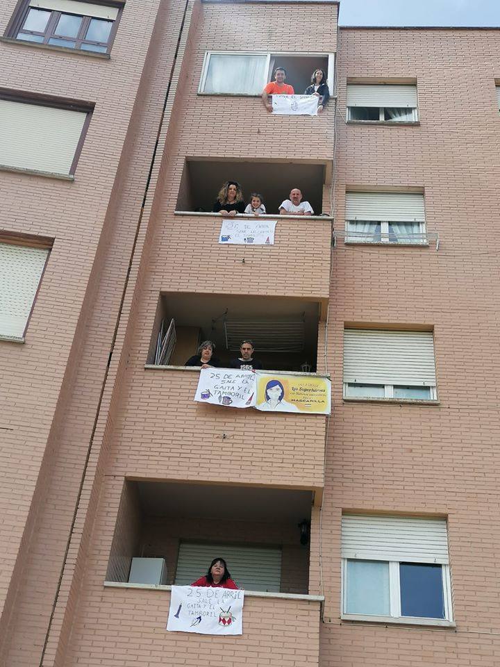 Desde sus balcones y ventanas. Así están celebrando los calceatenses el Día de la Gaita.