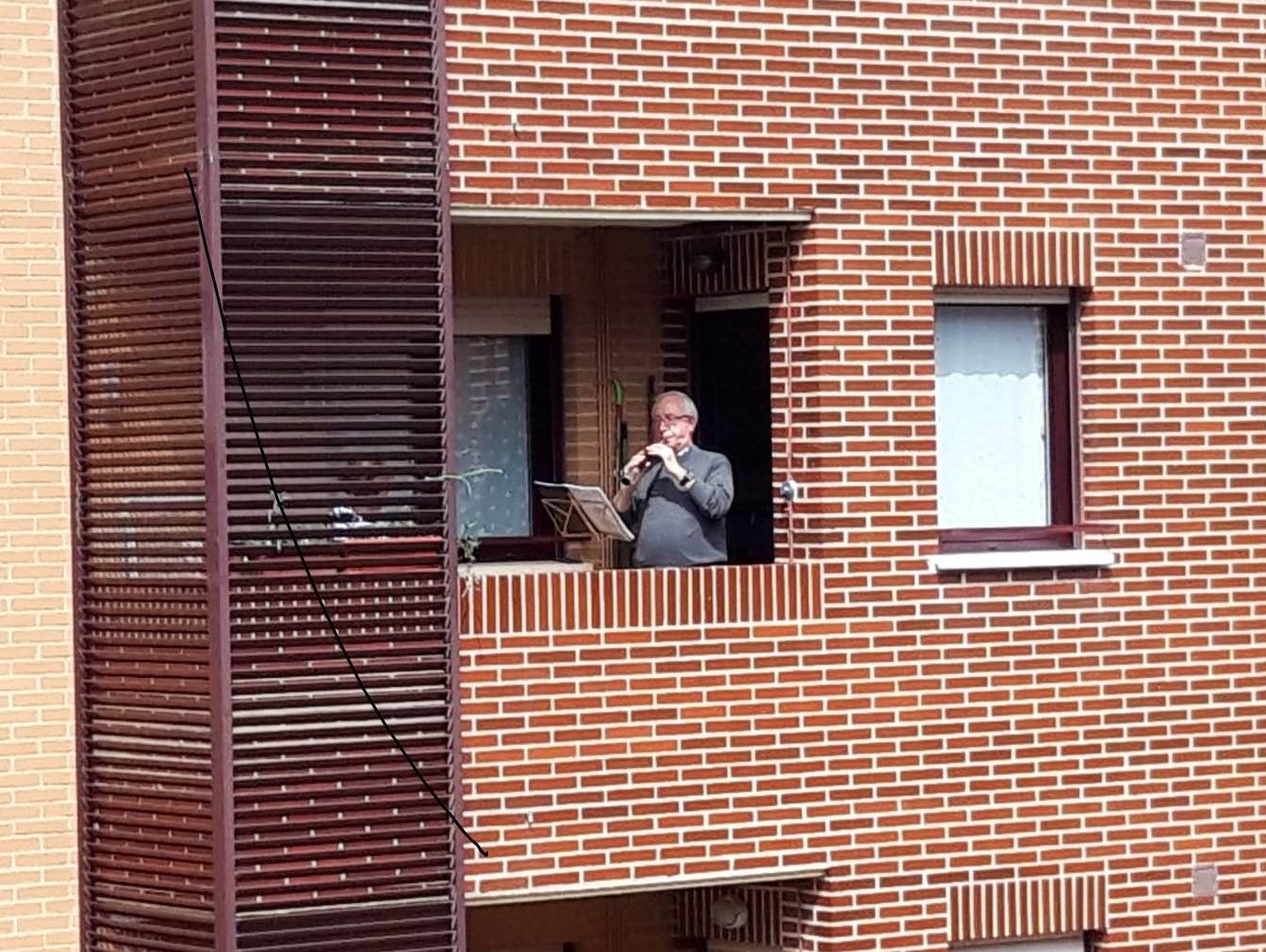 Desde sus balcones y ventanas. Así están celebrando los calceatenses el Día de la Gaita.