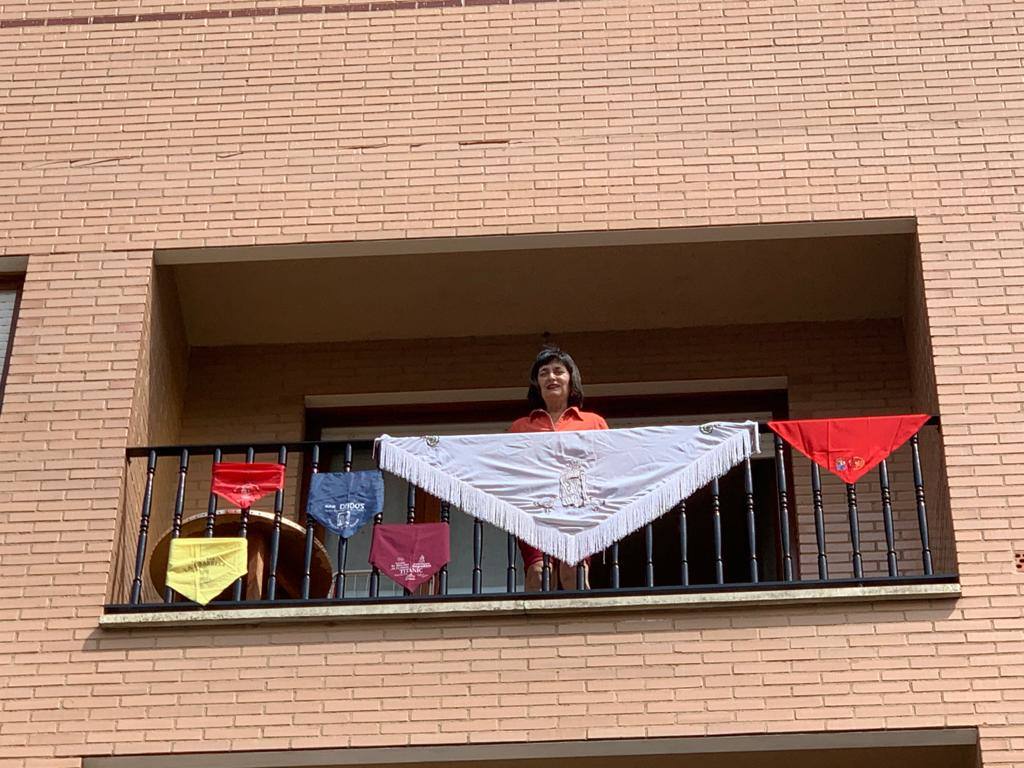 Desde sus balcones y ventanas. Así están celebrando los calceatenses el Día de la Gaita.