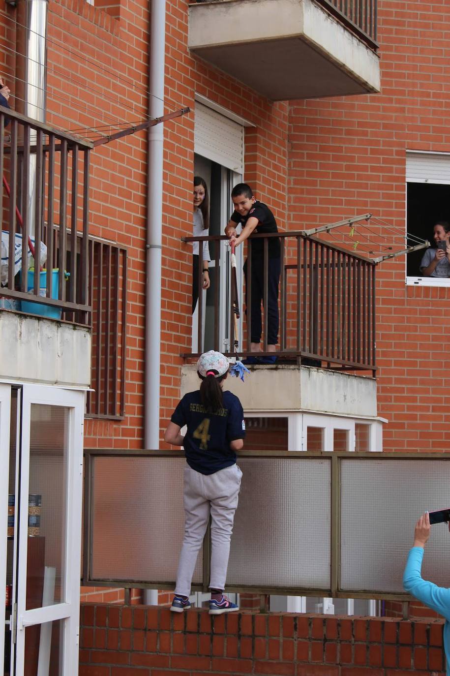 Desde sus balcones y ventanas. Así están celebrando los calceatenses el Día de la Gaita.