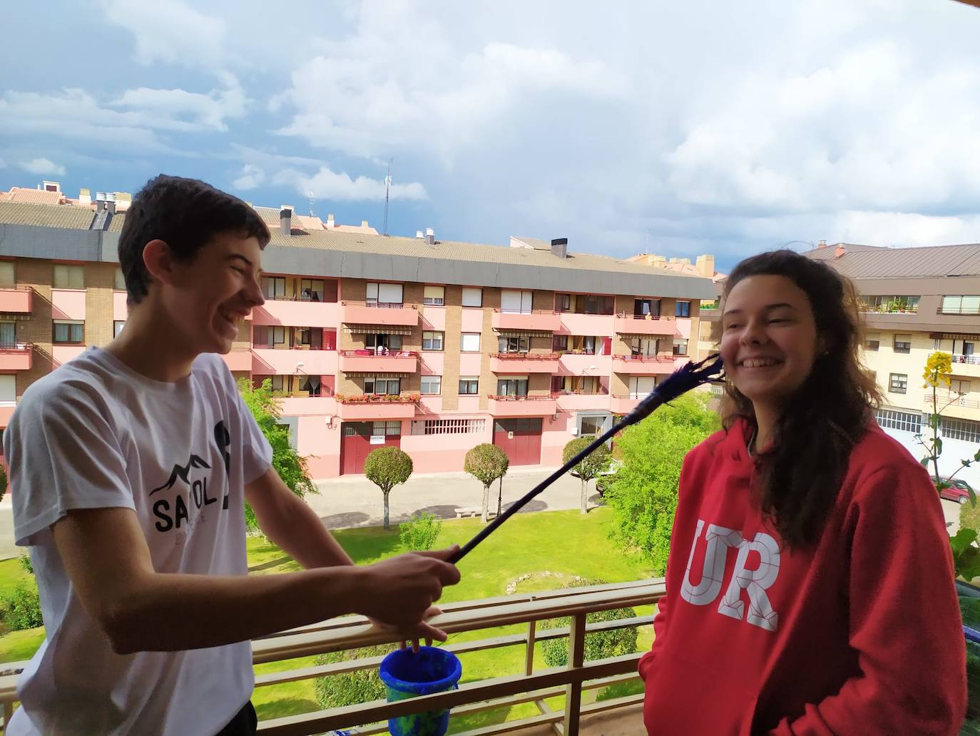 Desde sus balcones y ventanas. Así están celebrando los calceatenses el Día de la Gaita.