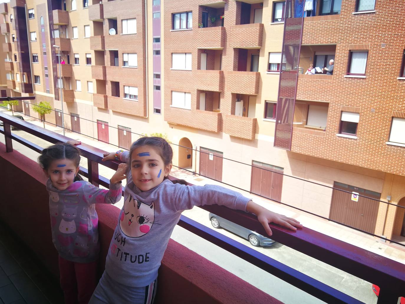 Desde sus balcones y ventanas. Así están celebrando los calceatenses el Día de la Gaita.