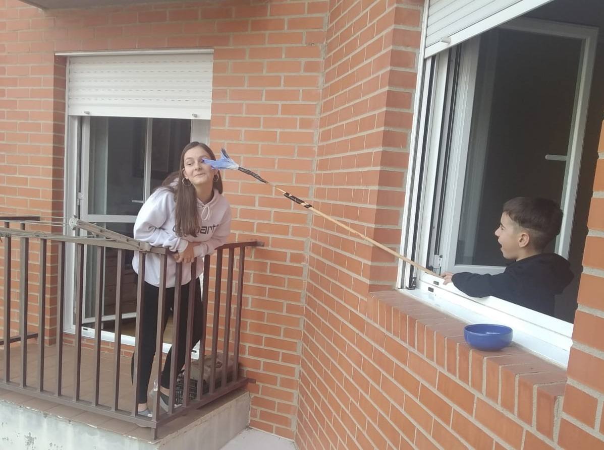 Desde sus balcones y ventanas. Así están celebrando los calceatenses el Día de la Gaita.