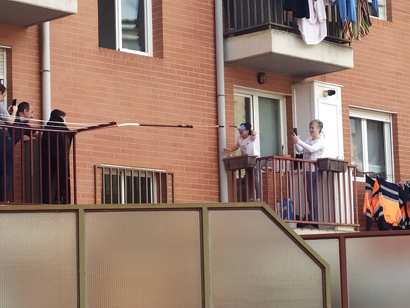 Desde sus balcones y ventanas. Así están celebrando los calceatenses el Día de la Gaita.