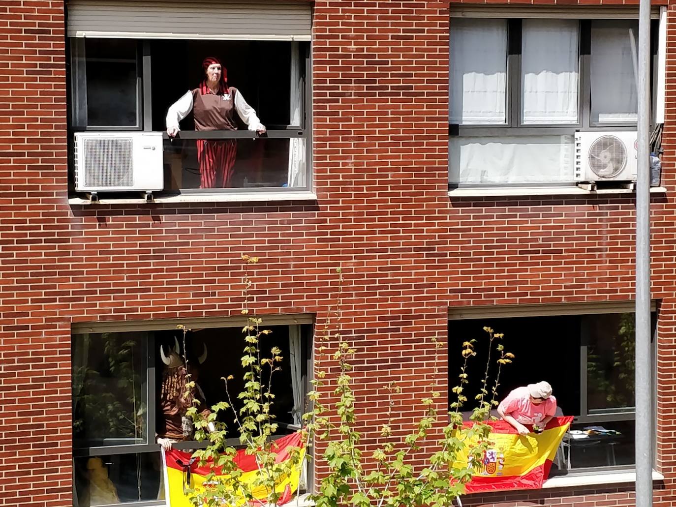 Un vermú de disfraces en la calle Monasterio de Yuso del barrio de La Estrella.