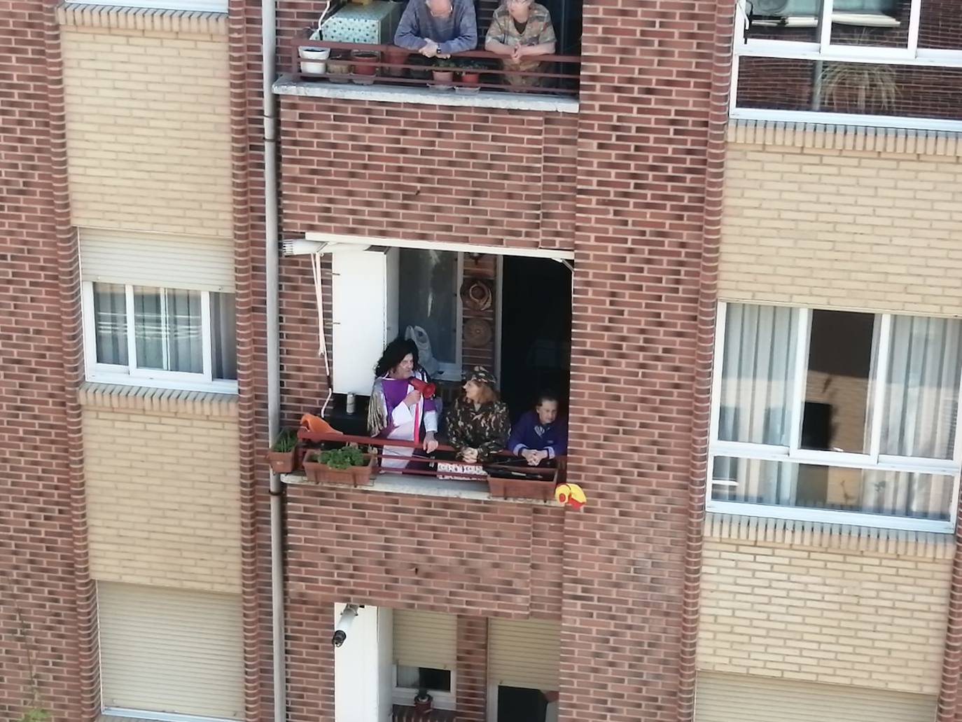 Un vermú de disfraces en la calle Monasterio de Yuso del barrio de La Estrella.