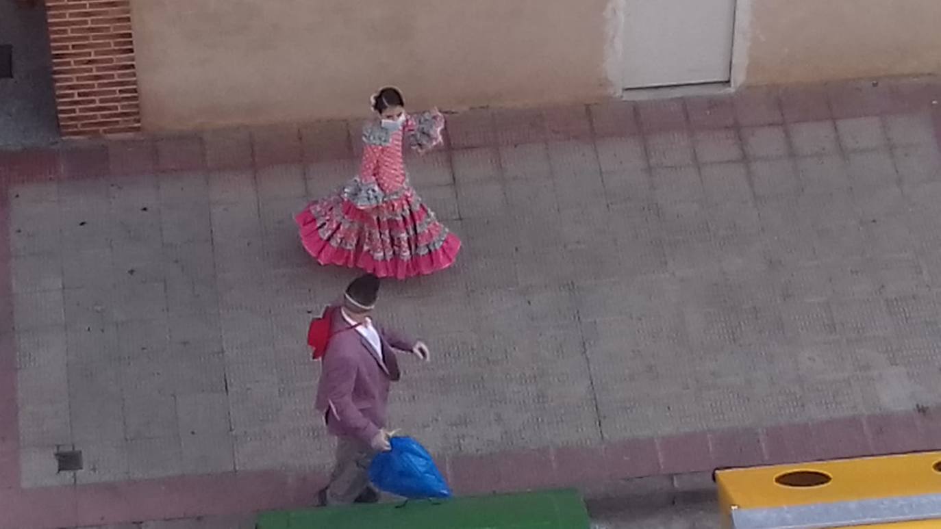 Un vermú de disfraces en la calle Monasterio de Yuso del barrio de La Estrella.