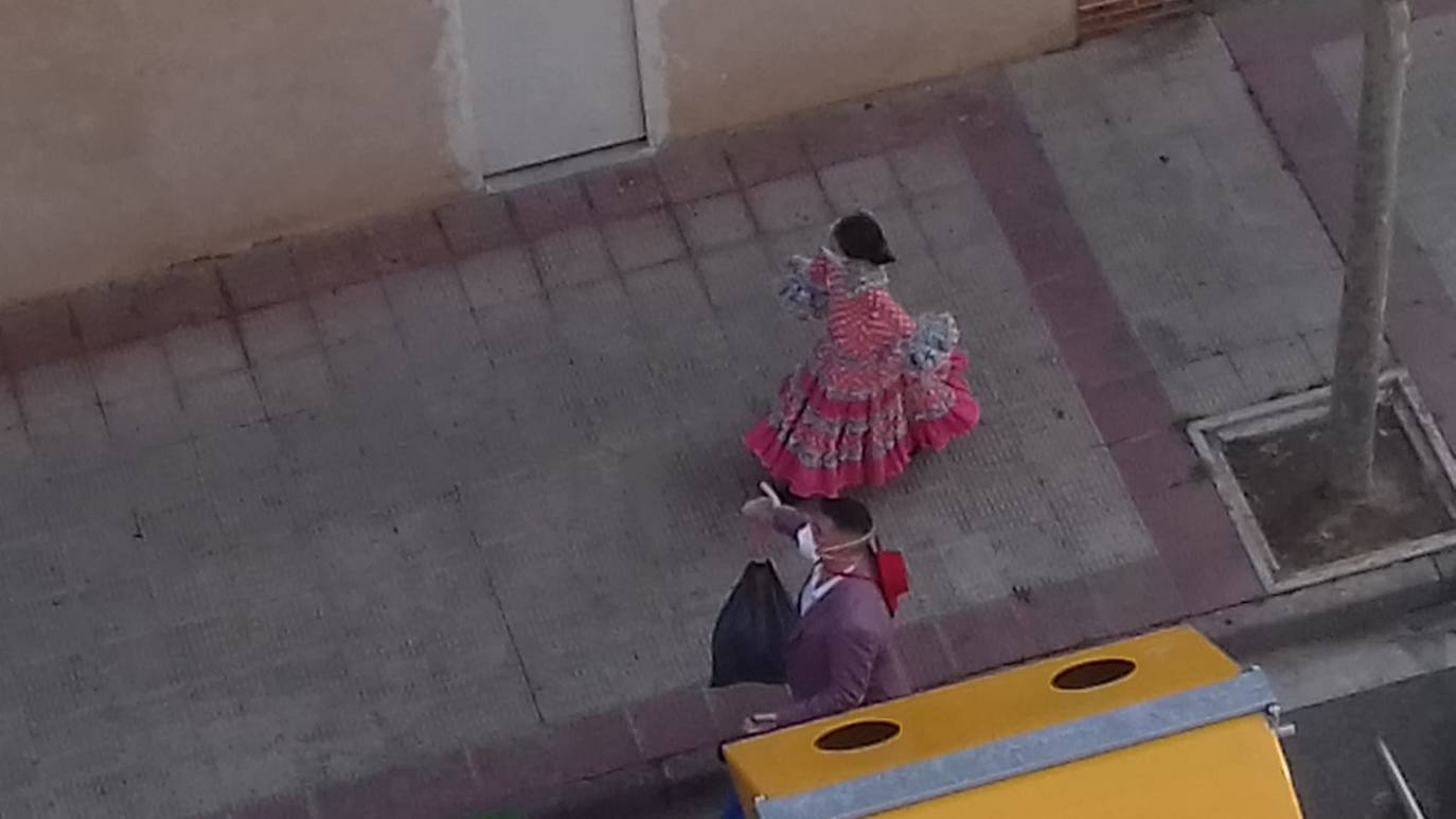 Un vermú de disfraces en la calle Monasterio de Yuso del barrio de La Estrella.