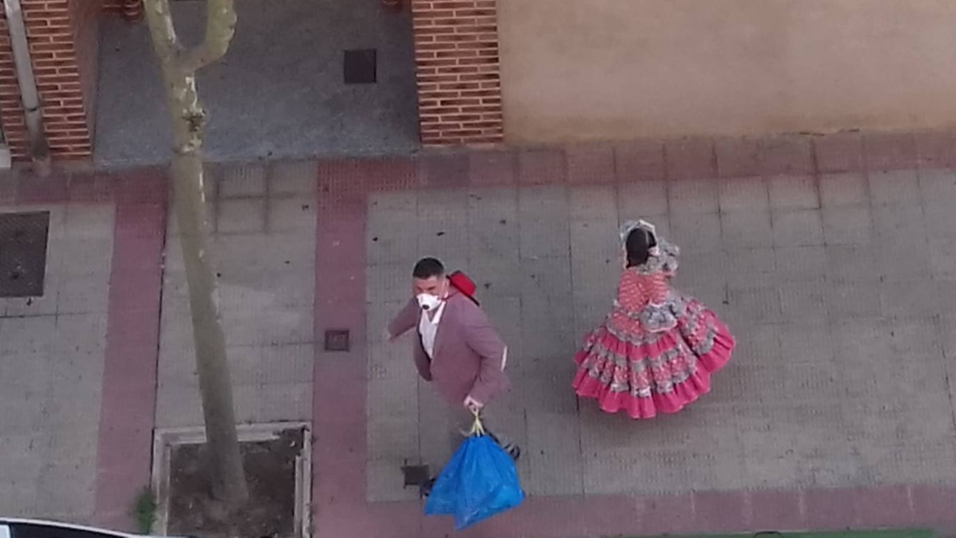 Un vermú de disfraces en la calle Monasterio de Yuso del barrio de La Estrella.