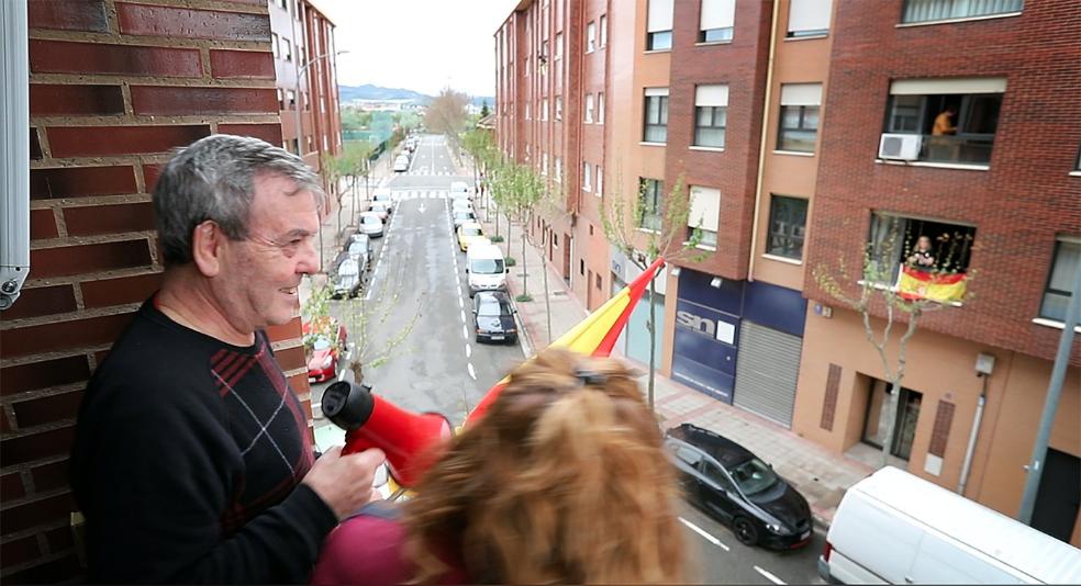 Fernando Gracia, en pleno bingo el pasado domingo desde su segundo piso, en la calle Monasterio de Yuso del barrio de La Estrella.