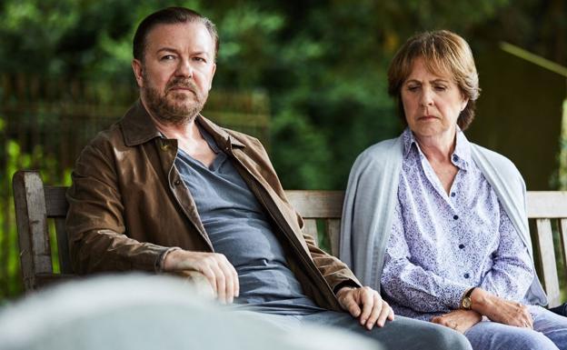 Ricky Gervais y la mujer en el banco del cementerio que le sirve de confidente (Penelope Wilton).