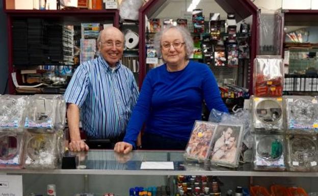 Barry y Karen Mason al frente de su librería y santuario del porno gay Circus of Books, cerrado el año pasado.