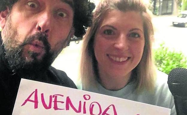 David Monge y Emma Calzas, micro en mano, en avenida de Colón. 