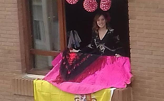 Imagen principal - Coronavirus en La Rioja:La Feria de Abril también se celebra en los balcones de Calahorra