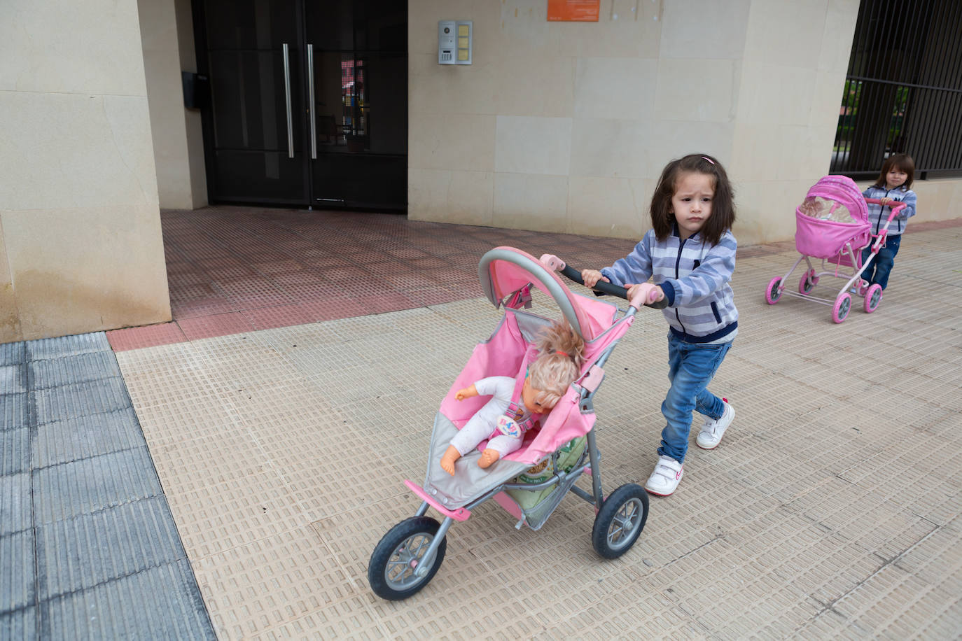 Los menores de 14 años han podido salir este domingo a dar un paseo de una hora.