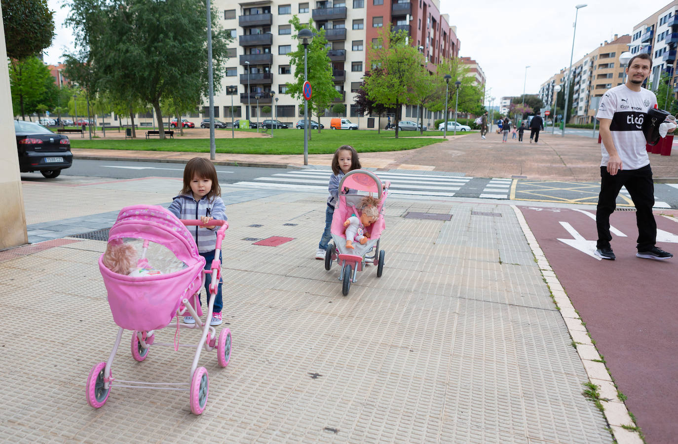 Los menores de 14 años han podido salir este domingo a dar un paseo de una hora.