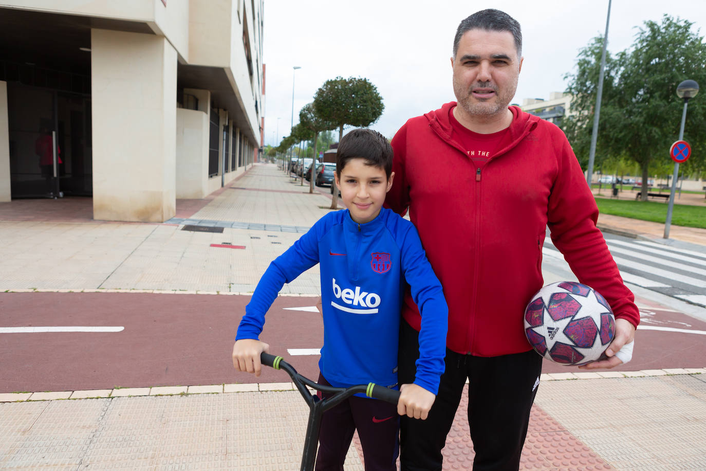 Los menores de 14 años han podido salir este domingo a dar un paseo de una hora.