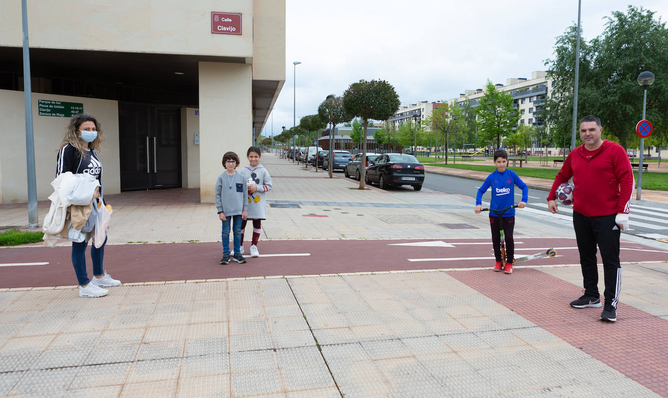 Los menores de 14 años han podido salir este domingo a dar un paseo de una hora.