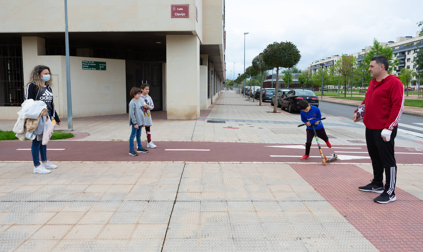 Los menores de 14 años han podido salir este domingo a dar un paseo de una hora.