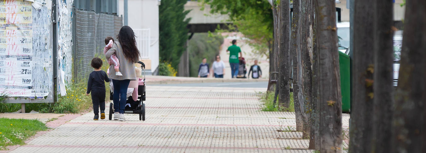 Los menores de 14 años han podido salir este domingo a dar un paseo de una hora.